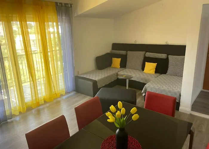 Sweet In Quiet Part Of * Split